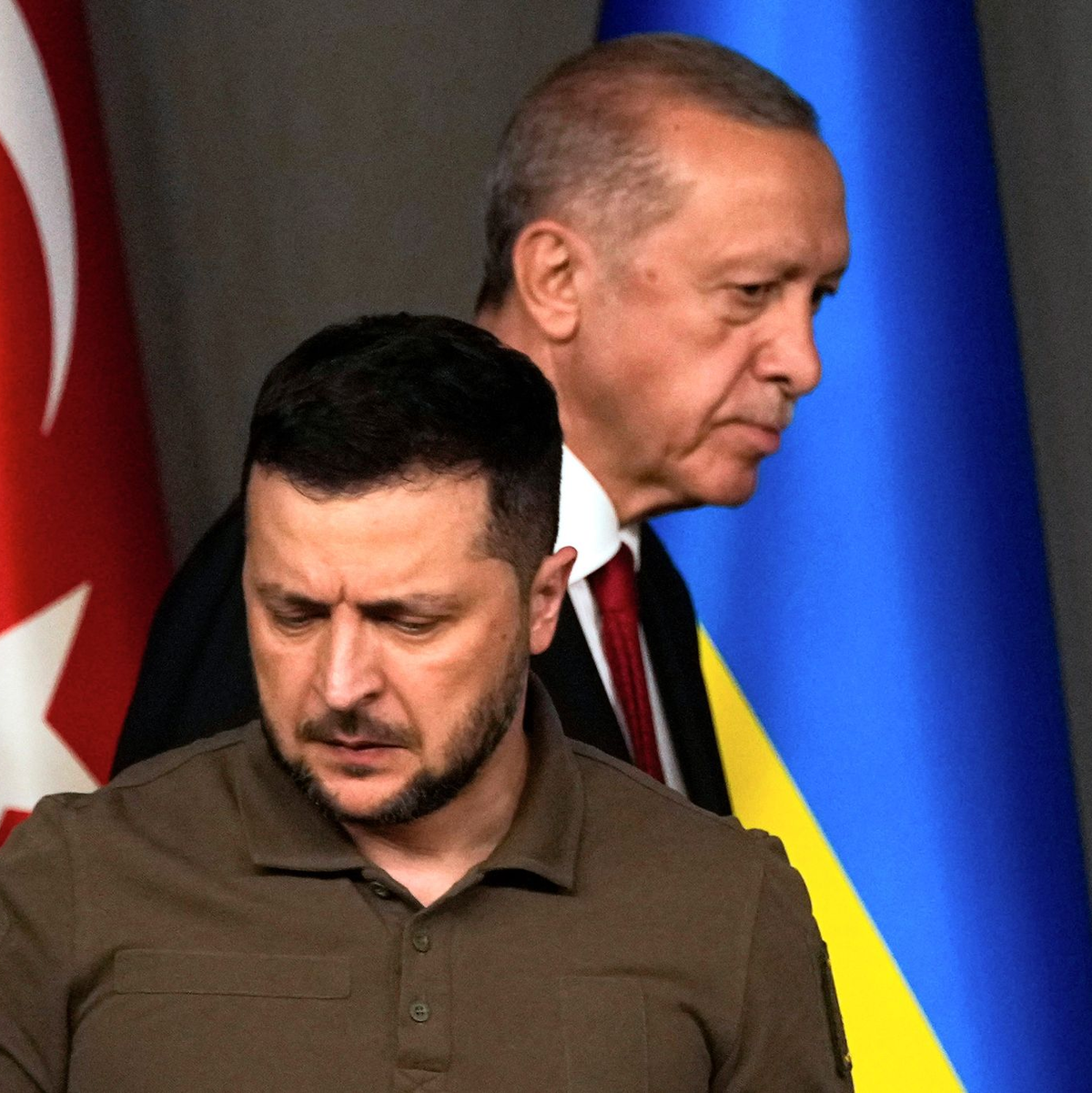 Recep Tayyip Erdogan (r), Präsident der Türkei, gibt Wolodymyr Selenskyj, Präsident der Ukraine, am Ende einer gemeinsamen Pressekonferenz nach ihrem Treffen im Dolmabahce-Palast, die Hand. - Foto: Francisco Seco/AP/dpa