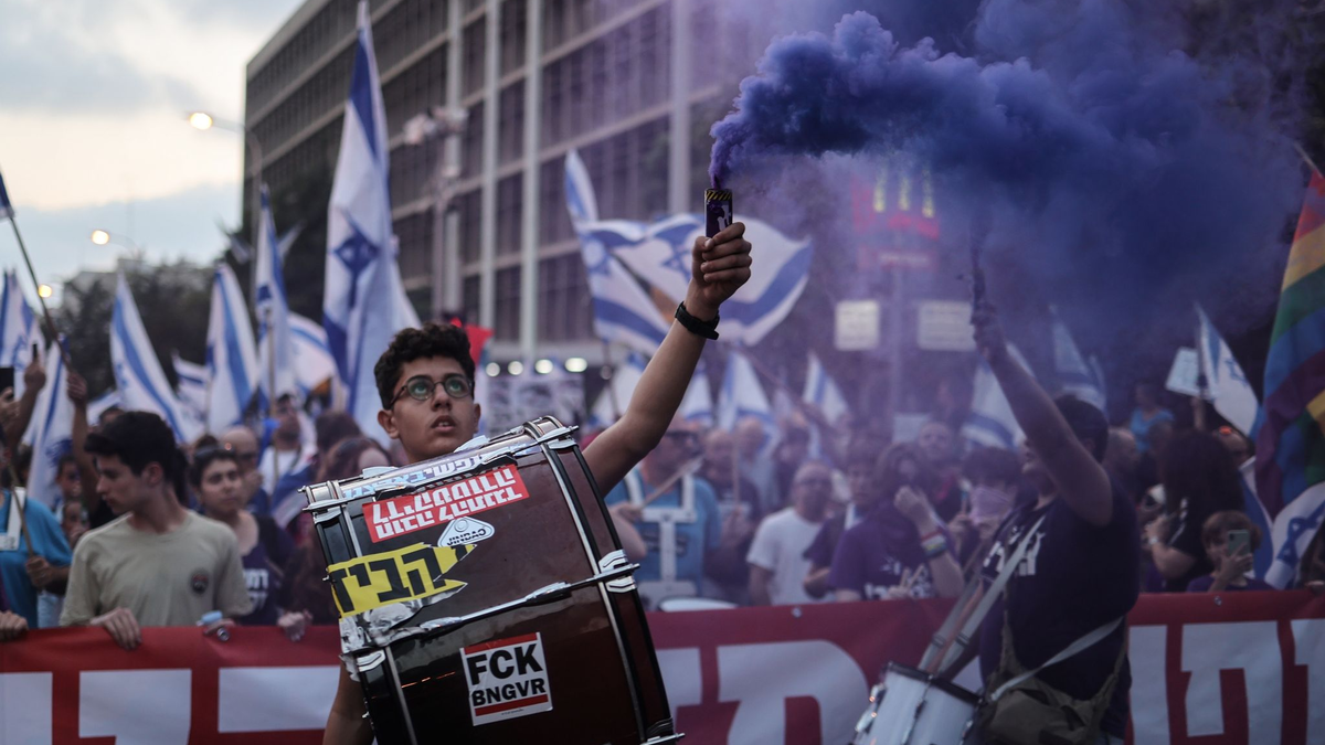 Israelische Demonstranten halten Fahnen und zünden Fackeln während eines Protestes gegen die Pläne der Regierung von Premierminister Netanjahu, das Justizsystem zu reformieren. - Foto: Ilia Yefimovich/dpa