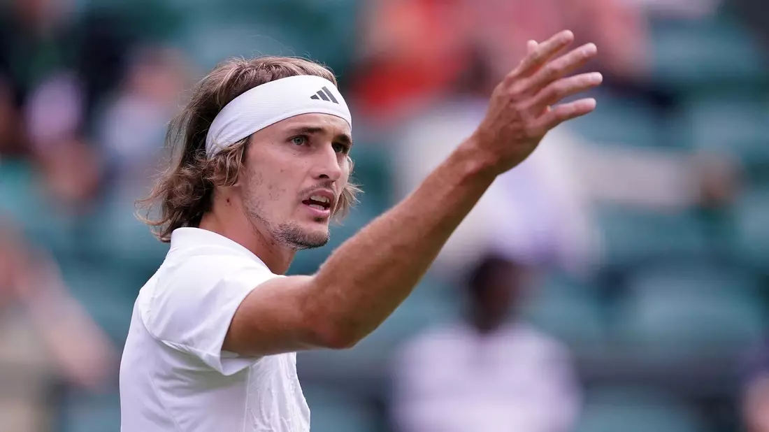 Alexander Zverev winkt den Zuschauern nach seiner Niederlage zu. - Bild: Victoria Jones/PA Wire/dpa