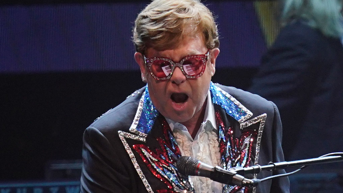 Pop-Star Elton John tritt bei seinem Konzert der Abschiedstournee «Farewell Yellow Brick Road» in der Tele2 Arena auf. - Foto: Yui Mok/PA Wire/dpa