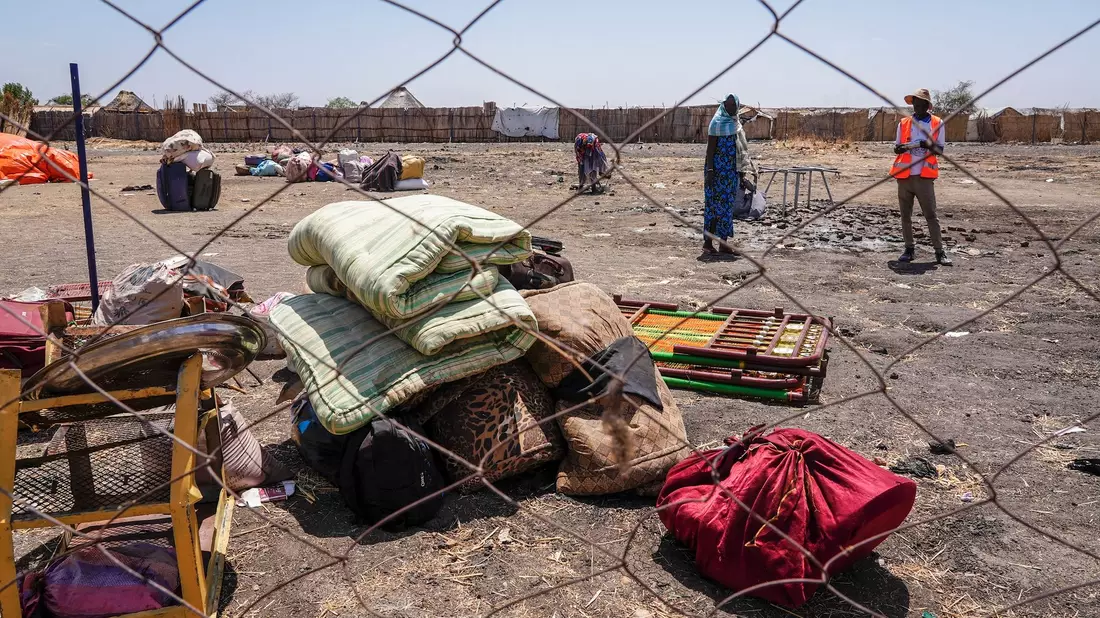 Die Habseligkeiten von Menschen, die die Grenze aus dem Sudan überquert haben, liegen in einem Hof am Grenzübergang. - Bild: Sam Mednick/AP