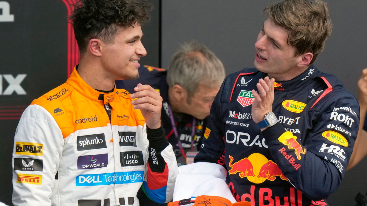 Max Verstappen (r) aus den Niederlanden vom Team Red Bull unterhält sich mit Lando Norris aus Großbritannien vom Teamn McLaren nach dem Qualifying. - Foto: Luca Bruno/AP/dpa