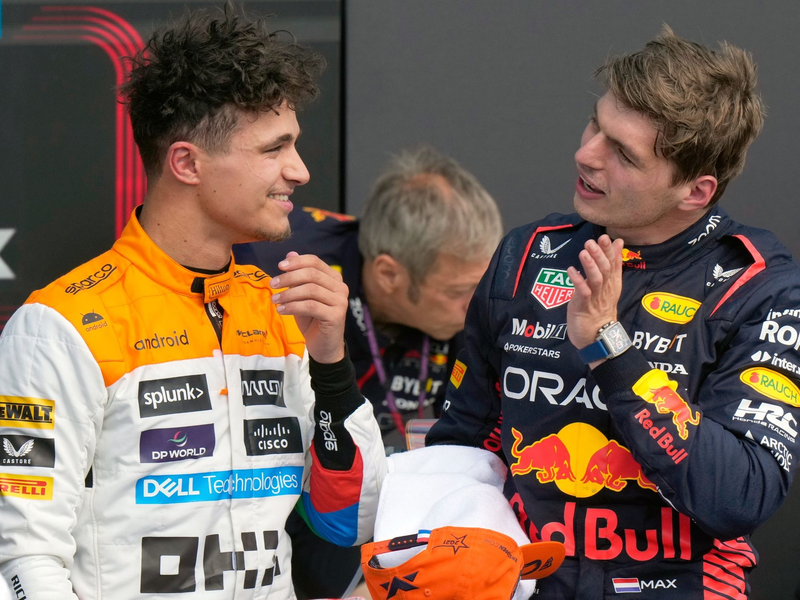 Max Verstappen (r) aus den Niederlanden vom Team Red Bull unterhält sich mit Lando Norris aus Großbritannien vom Teamn McLaren nach dem Qualifying. - Foto: Luca Bruno/AP/dpa
