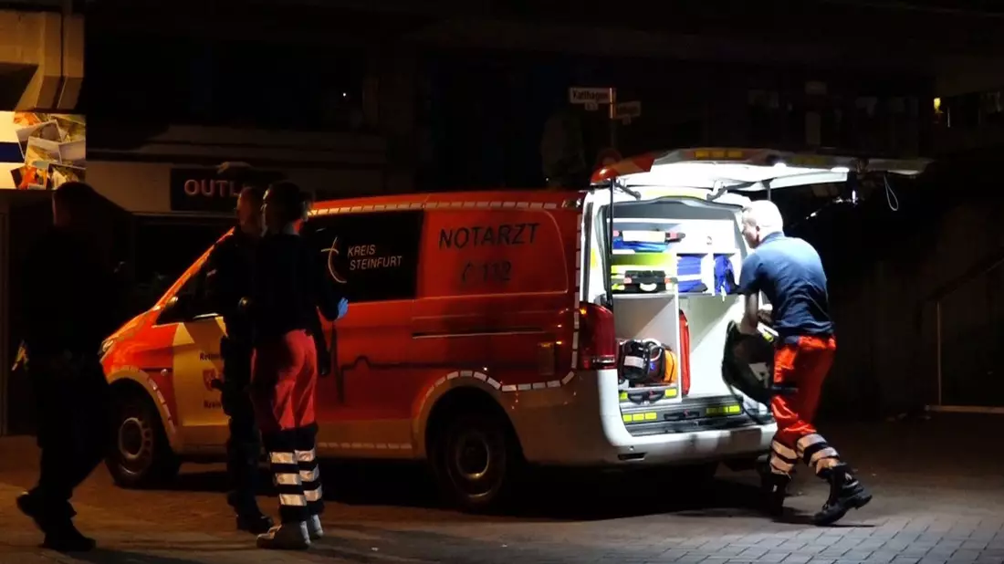 Ein Notarzt arbeitet an seinem Einsatzfahrzeug. - Bild: David Poggemann/Nord-West-Media/dpa