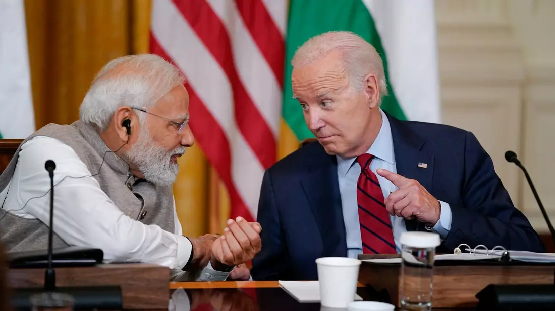 US-Präsident Joe Biden (r.) im Gespräch mit Narendra Modi, Premierminister von Indien. - Bild: Evan Vucci/AP/dpa