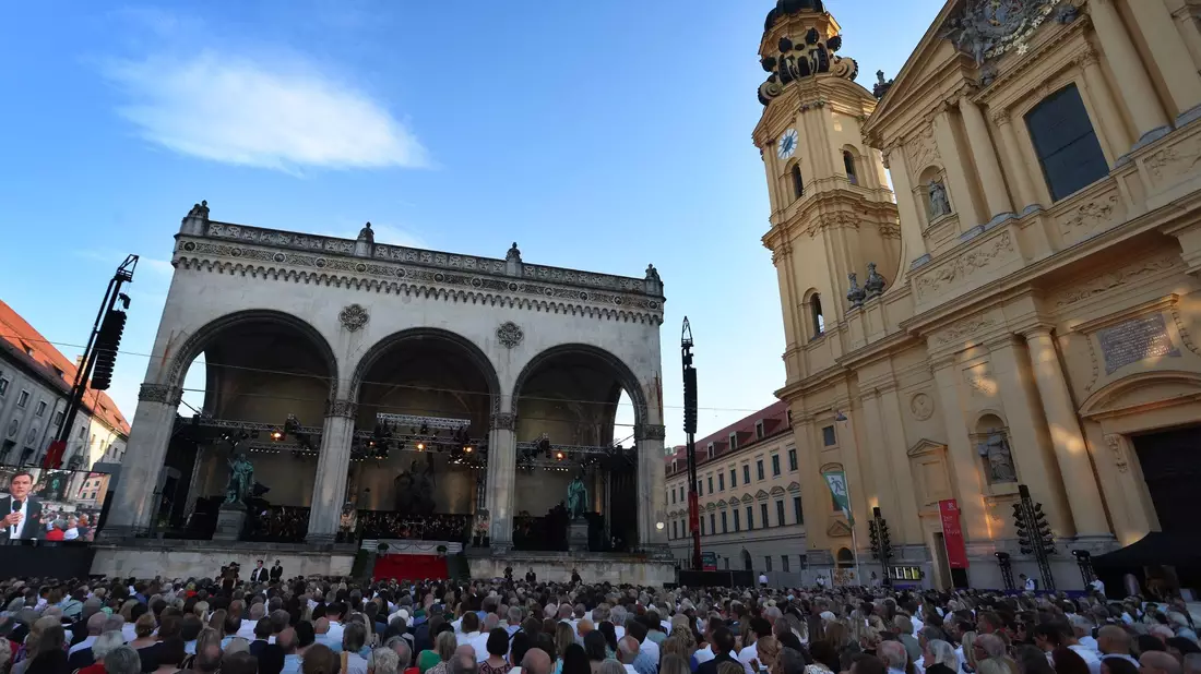 Blick auf die Feldherrnhalle in München: Christian Thielemann dirigierte das Konzert des Symphonieorchester des Bayerischen Rundfunks. - Bild: Karl-Josef Hildenbrand/dpa