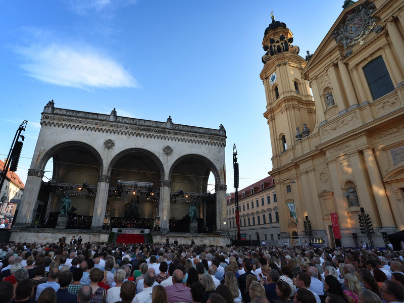 Blick auf die Feldherrnhalle in München: Christian Thielemann dirigierte das Konzert des Symphonieorchester des Bayerischen Rundfunks. - Foto: Karl-Josef Hildenbrand/dpa