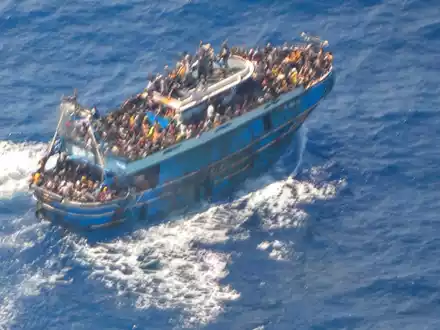 Die Untersuchungen des schweren Schiffsunglücks mit Hunderten Opfern im Mittelmeer dauern an. Erstmals bezog nun der griechische Migrationsminister Stellung. - Foto: Uncredited/Hellenic Coast Guard/AP/dpa