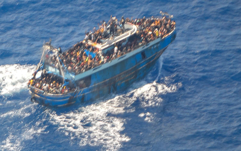 Die Untersuchungen des schweren Schiffsunglücks mit Hunderten Opfern im Mittelmeer dauern an. Erstmals bezog nun der griechische Migrationsminister Stellung. - Foto: Uncredited/Hellenic Coast Guard/AP/dpa