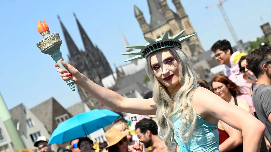 Die ColognePride gehört mit dem CSD in Berlin  die größte in Deutschland. - Bild: Roberto Pfeil/dpa