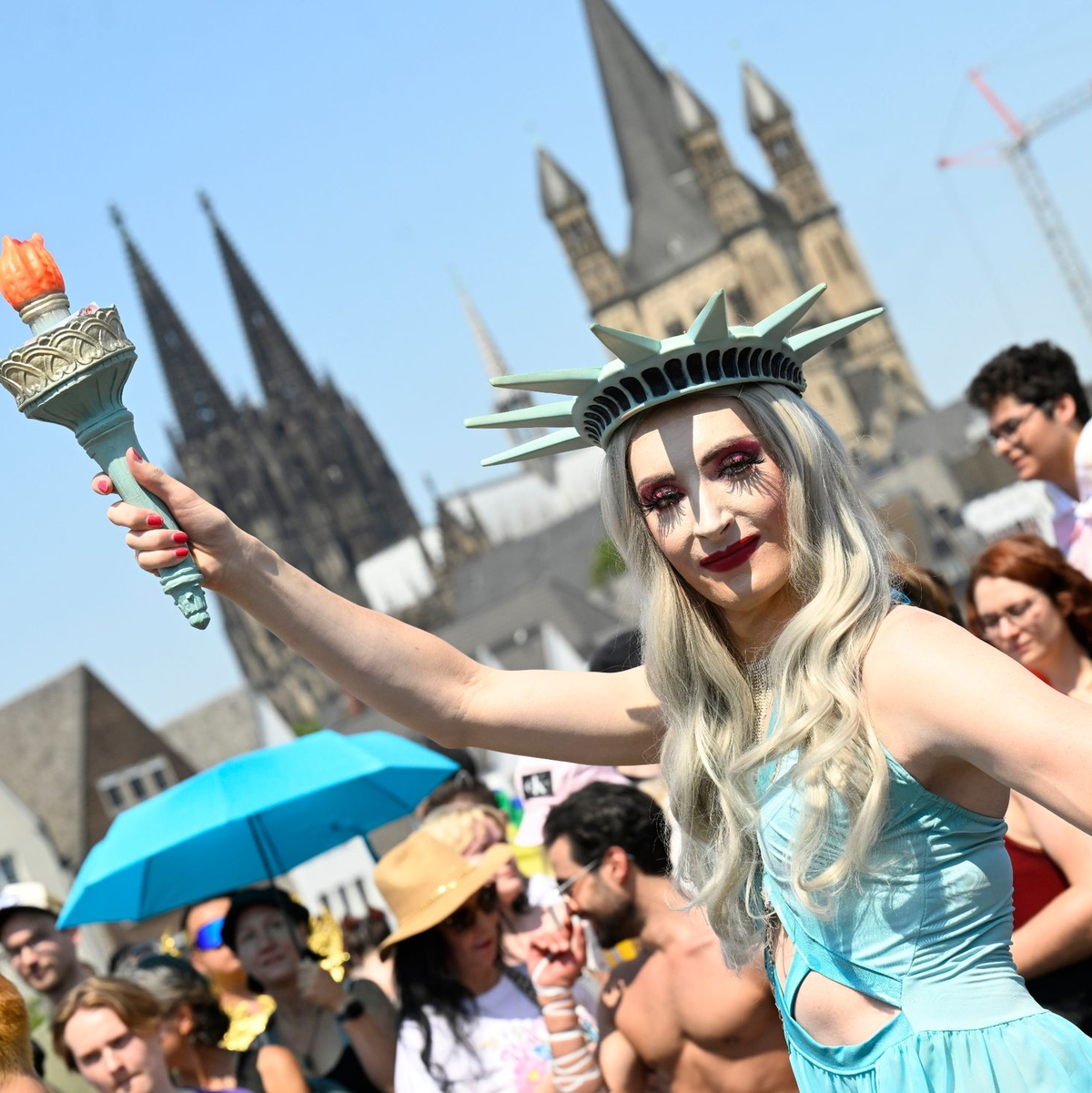 Eine Freiheitsstatue in Köln. - Foto: Roberto Pfeil/dpa