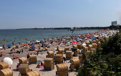 Bei schönstem Sommerwetter genießen zahlreiche Urlauber die Strände der Ostsee. - Foto: Thomas Müller/dpa