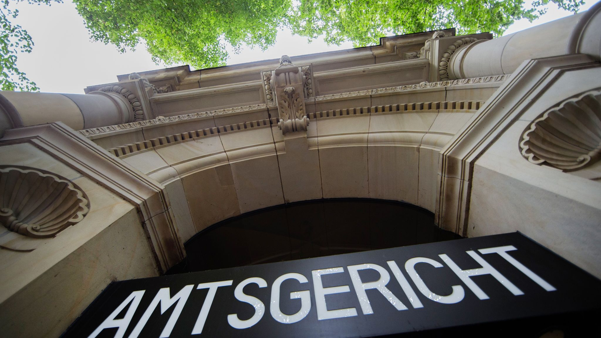Blick auf den Eingang eines Amtsgerichtes. - Foto: Rolf Vennenbernd/dpa