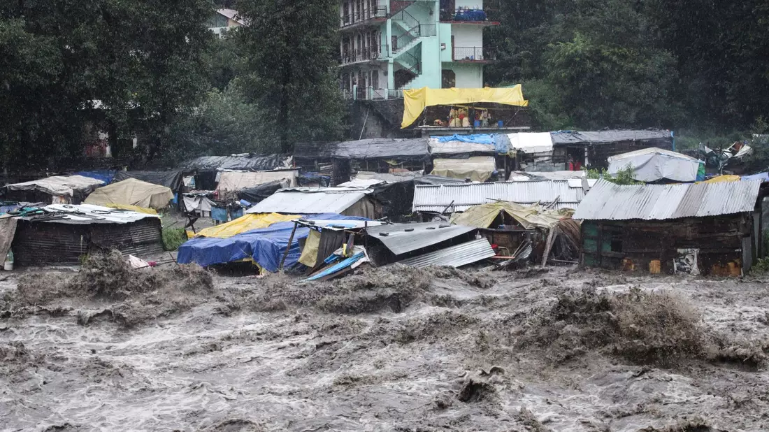 Der Fluss Beas reißt nach den schweren Regenfällen alles mit sich. - Bild: Aqil Khan/AP/dpa