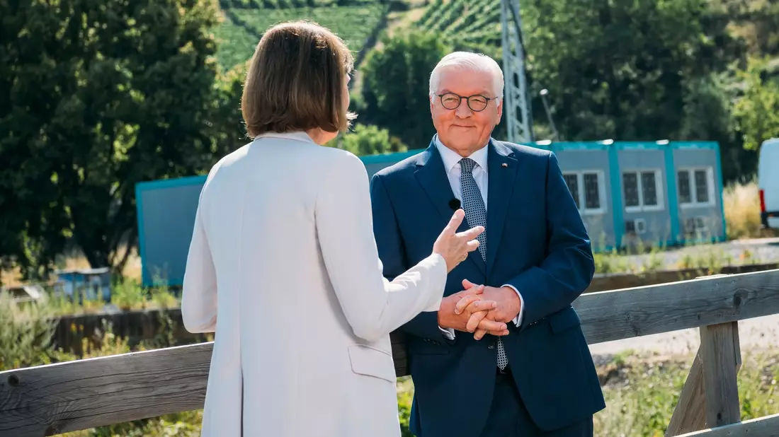 Bundespräsident Frank-Walter Steinmeier steht beim Sommerinterview von «Berlin direkt» mit der ZDF-Chefredakteurin Bettina Schausten zusammen. - Bild: Jann Höfer/ZDF/dpa