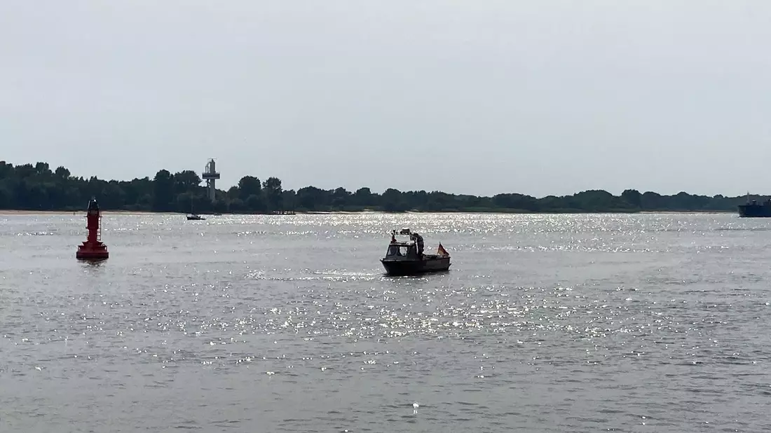 Einsatzkräfte suchen in der Elbe nahe dem Falkensteiner Ufer nach dem vermissten Jugendlichen. - Bild: Carola Große-Wilde/dpa