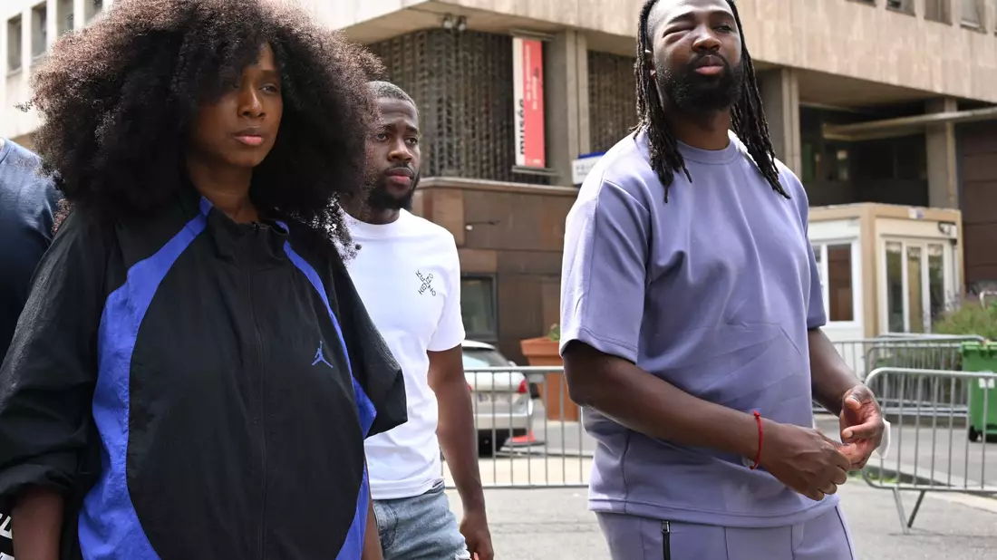 Assa Traore (l), Aktivistin und Leiterin des Komitees «Wahrheit und Gerechtigkeit für Adama», und Youssouf Traore, Mitglied des Komitees, dessen Auge zugeschwollen ist, vor der Polizeistation des 5. Arrondissements. - Bild: Bertrand Guay/AFP/dpa
