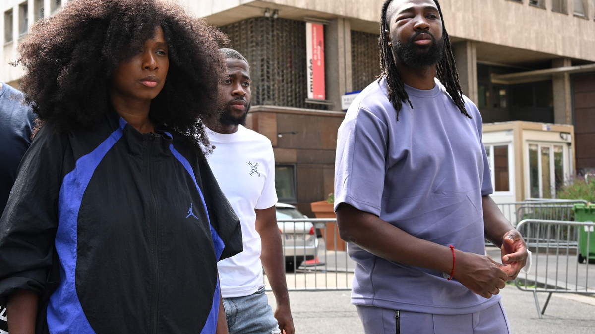 Assa Traore (l), Aktivistin und Leiterin des Komitees «Wahrheit und Gerechtigkeit für Adama», und Youssouf Traore, Mitglied des Komitees, dessen Auge zugeschwollen ist, vor der Polizeistation des 5. Arrondissements. - Foto: Bertrand Guay/AFP/dpa