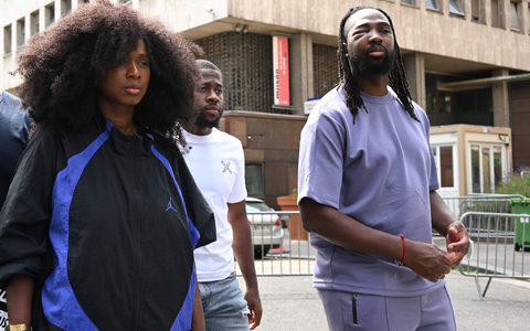 Assa Traore (l), Aktivistin und Leiterin des Komitees «Wahrheit und Gerechtigkeit für Adama», und Youssouf Traore, Mitglied des Komitees, dessen Auge zugeschwollen ist, vor der Polizeistation des 5. Arrondissements. - Foto: Bertrand Guay/AFP/dpa