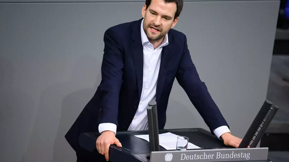 Das Elterngeld nicht «mit dem Rasenmäher abrasieren» will FDP-Vize Johannes Vogel. - Bild: Bernd von Jutrczenka/dpa