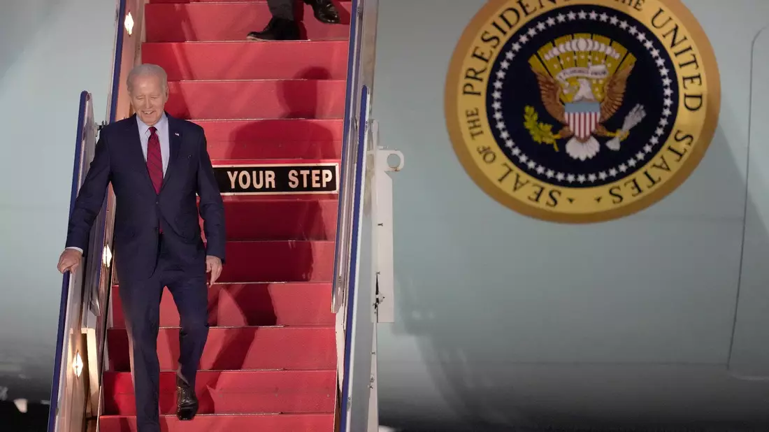 US-Präsident Joe Biden kurz nach seiner Landung auf dem Flughafen Stansted in London. - Bild: Kin Cheung/AP/dpa