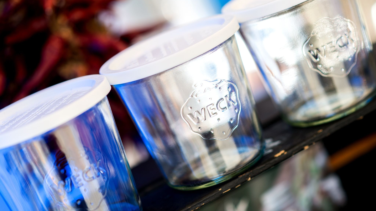 Wiederverwendbare Gläser stehen an einem Stand auf dem Oldenburger Wochenmarkt. Der Hersteller der bekannten Weck-Gläser hat Insolvenz angemeldet. - Foto: Hauke-Christian Dittrich/dpa