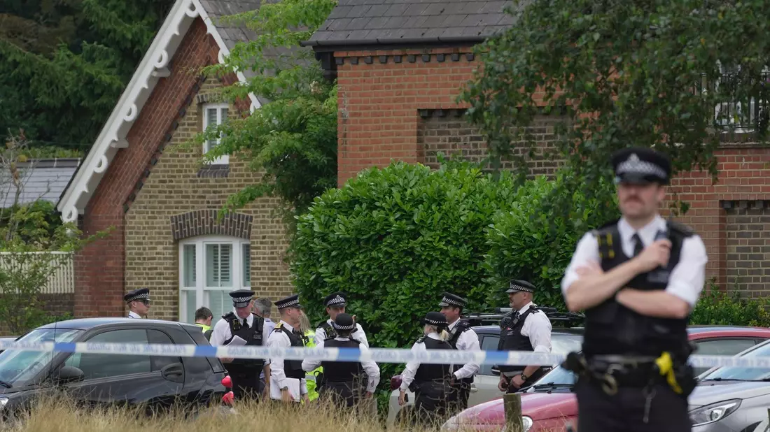 Polizeibeamte stehen vor dem Grundschulgebäude im Londoner Stadtteil Wimbledon. - Bild: Kin Cheung/AP