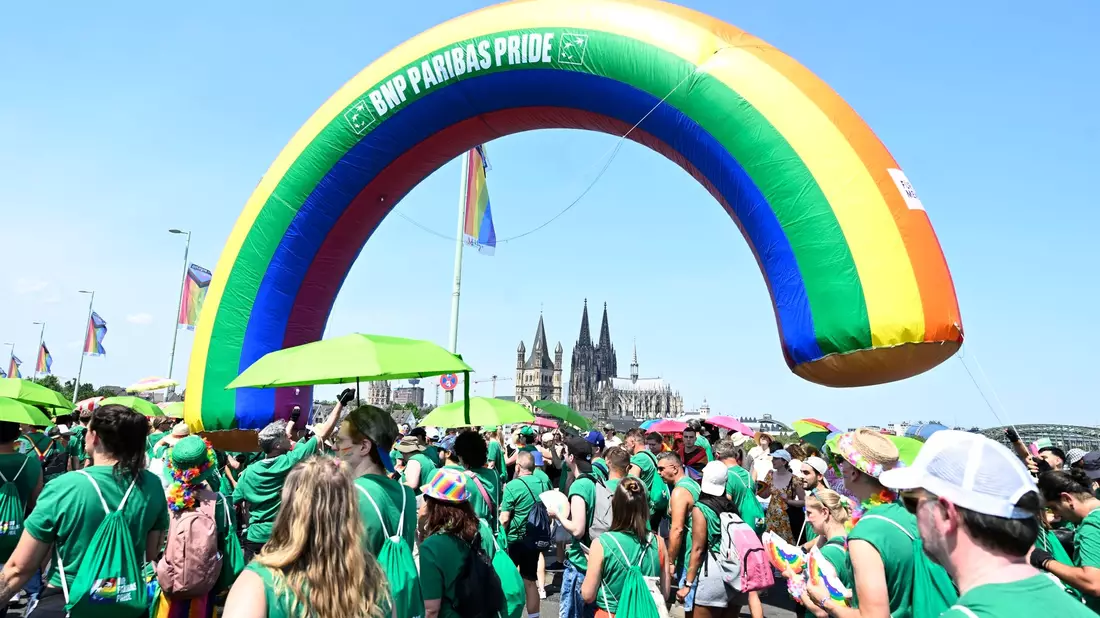 Die ColognePride ist nach Berlin die zweitgrößte CSD-Parade in Deutschland. - Bild: Roberto Pfeil/dpa