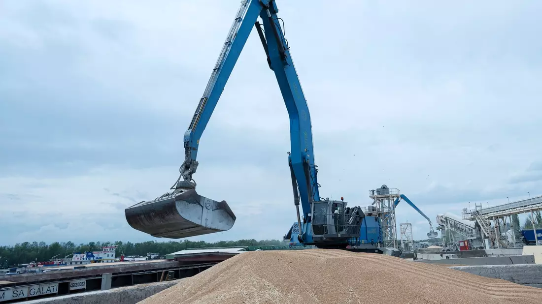 Ein Bagger verlädt in einem Getreidehafen im ukrainischen Ismajil Getreide in ein Frachtschiff. - Bild: Andrew Kravchenko/AP/dpa