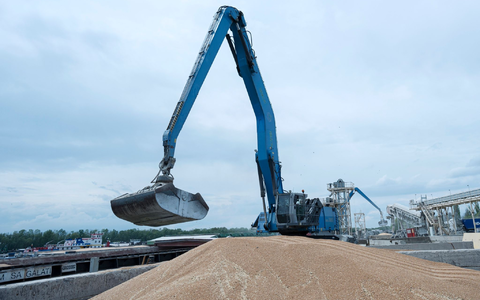 Ein Bagger verlädt in einem Getreidehafen im ukrainischen Ismajil Getreide in ein Frachtschiff. - Foto: Andrew Kravchenko/AP/dpa