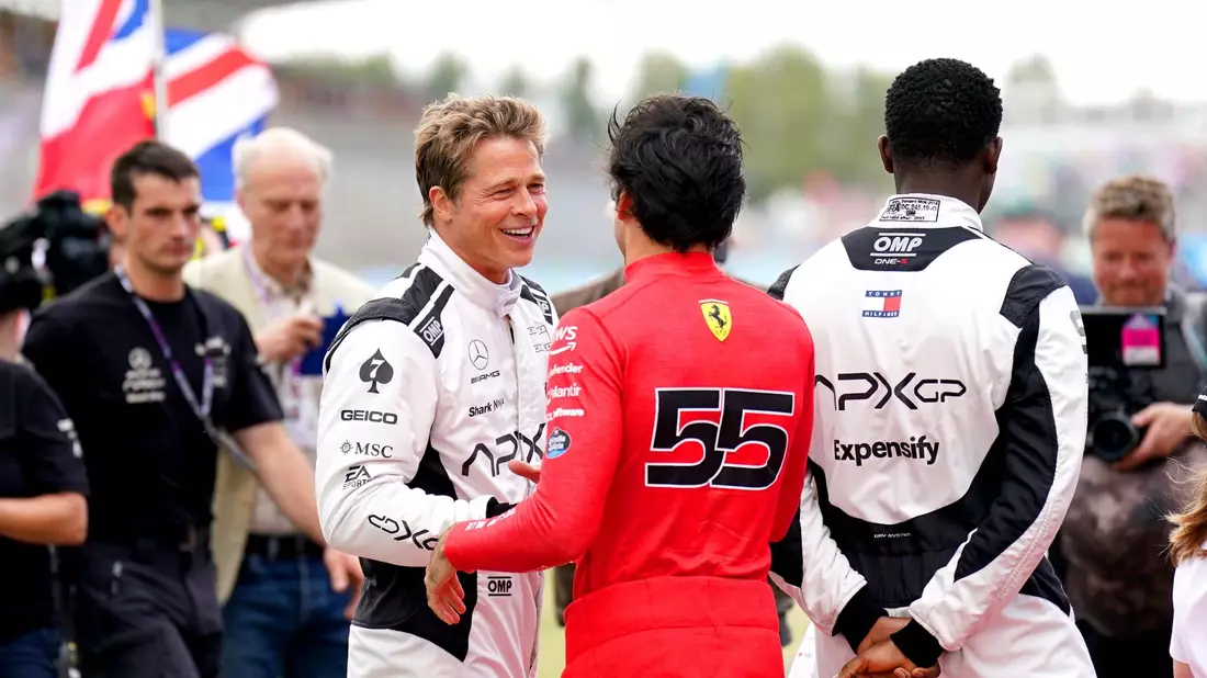 Brad Pitt (l, im Gespräch mit Fahrer Carlos Sainz) und Damson Idris (r) sind auf der Formel-1-Strecke in Silverstone mit von der Partie. - Bild: Tim Goode/PA Wire/dpa