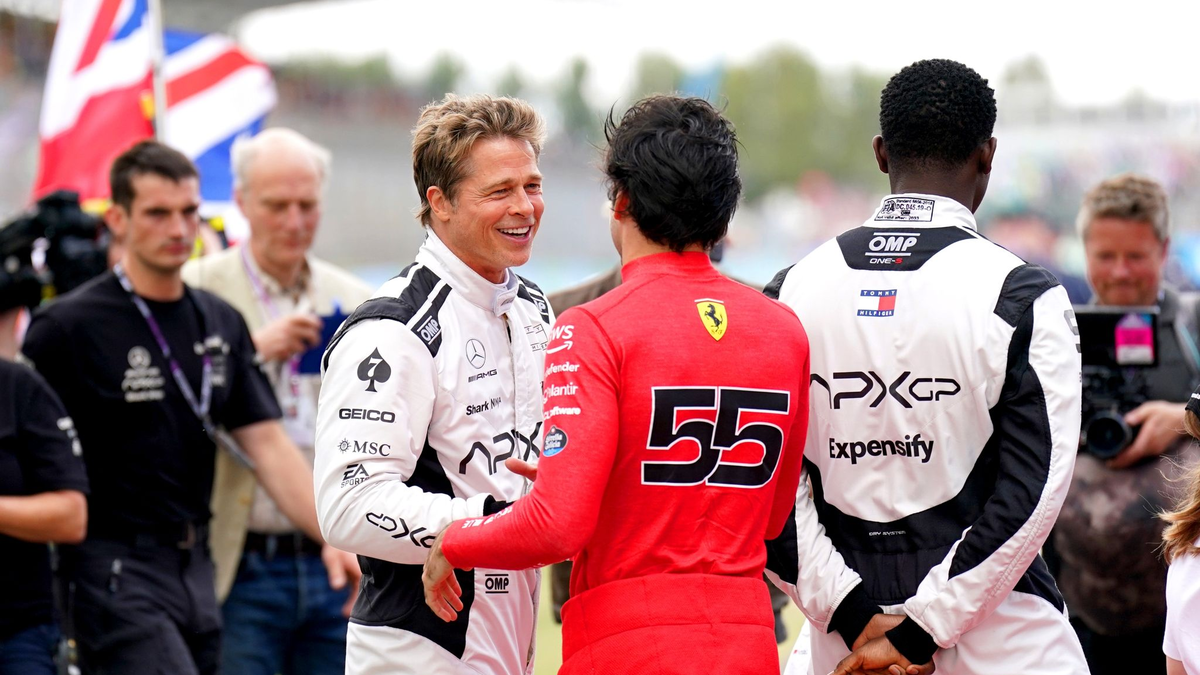 Brad Pitt (l, im Gespräch mit Fahrer Carlos Sainz) und Damson Idris (r) sind auf der Formel-1-Strecke in Silverstone mit von der Partie. - Foto: Tim Goode/PA Wire/dpa