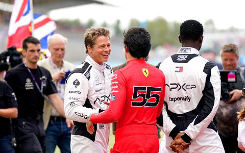 Brad Pitt (l, im Gespräch mit Fahrer Carlos Sainz) und Damson Idris (r) sind auf der Formel-1-Strecke in Silverstone mit von der Partie. - Foto: Tim Goode/PA Wire/dpa