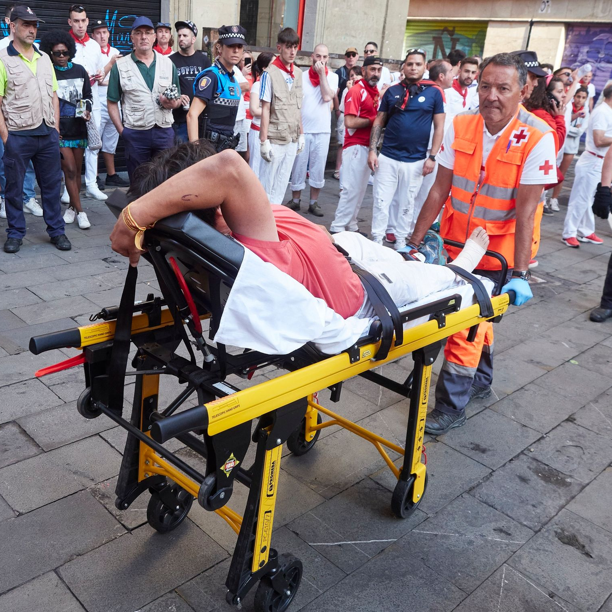 Ein verletzter Mann auf einer Bahre beim  Stiertreiben im spanischen Pamplona. - Foto: Eduardo Sanz/EUROPA PRESS/dpa