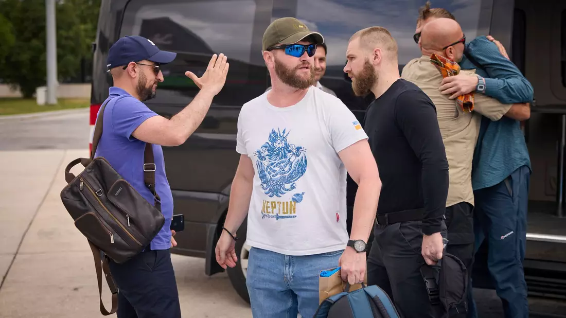 Fünf Kommandeure der Verteidigung des Stahlwerks Azovstal sind in die Ukraine zurückgekehrt. - Bild: Ukraine Presidency/Ukraine Presi/Planet Pix via ZUMA Press Wire/dpa
