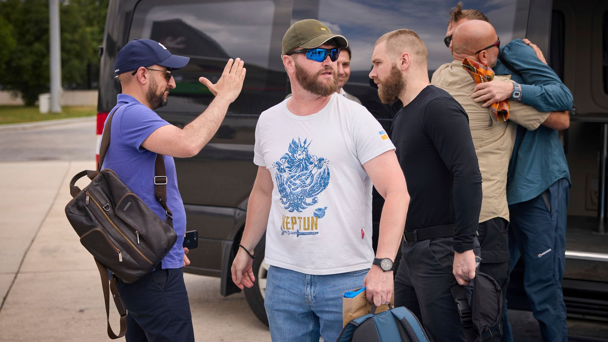 Fünf Kommandeure der Verteidigung des Stahlwerks Azovstal sind in die Ukraine zurückgekehrt. - Foto: Ukraine Presidency/Ukraine Presi/Planet Pix via ZUMA Press Wire/dpa