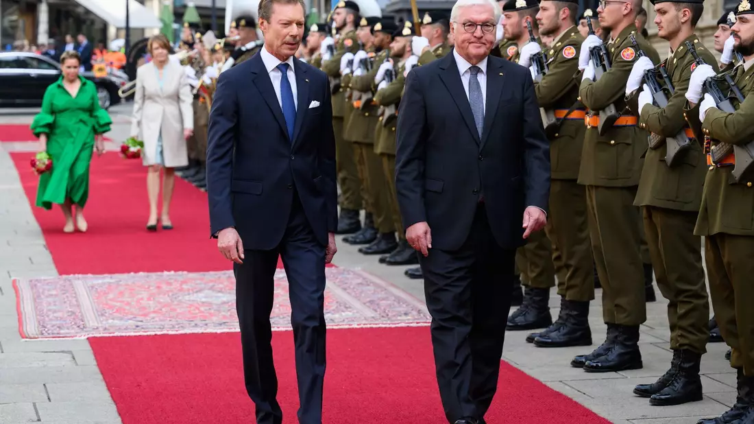 Bundespräsident Frank-Walter Steinmeier (r) wurde von Großherzog Henri von Luxemburg mit militärischen Ehren begrüßt. - Bild: Bernd von Jutrczenka/dpa