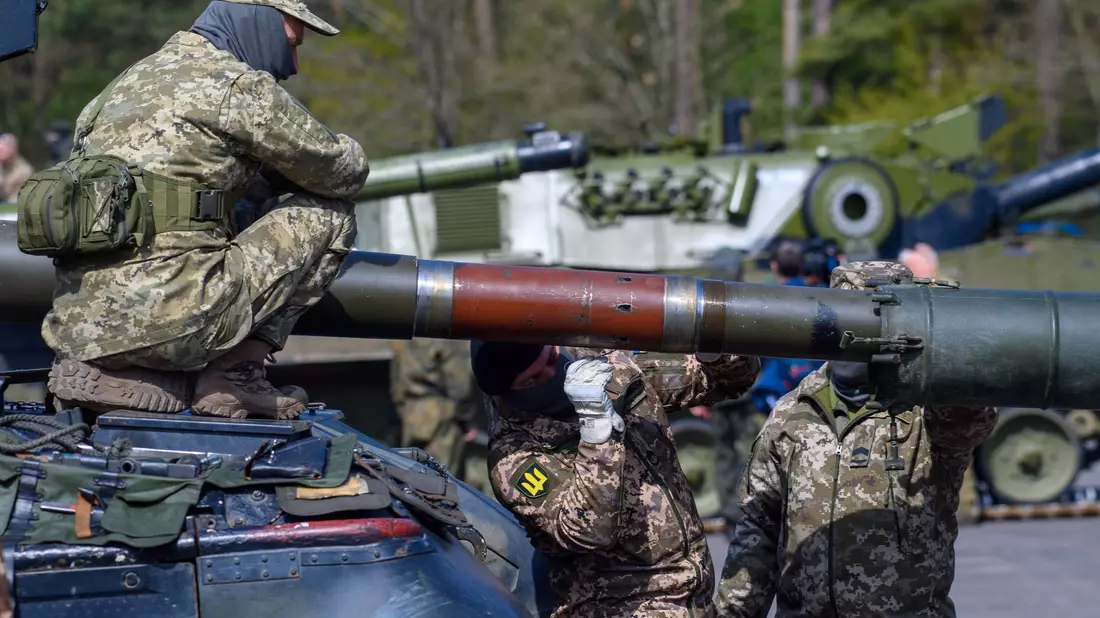 Ukrainische Soldaten inspizieren Kampfpanzer vom Typ Leopard 1 A5 auf einem Truppenübungsplatz in Sachsen-Anhalt (Archivbild). Deutschland wird der Ukraine wohl weitere Waffen liefern. - Bild: Klaus-Dietmar Gabbert/dpa
