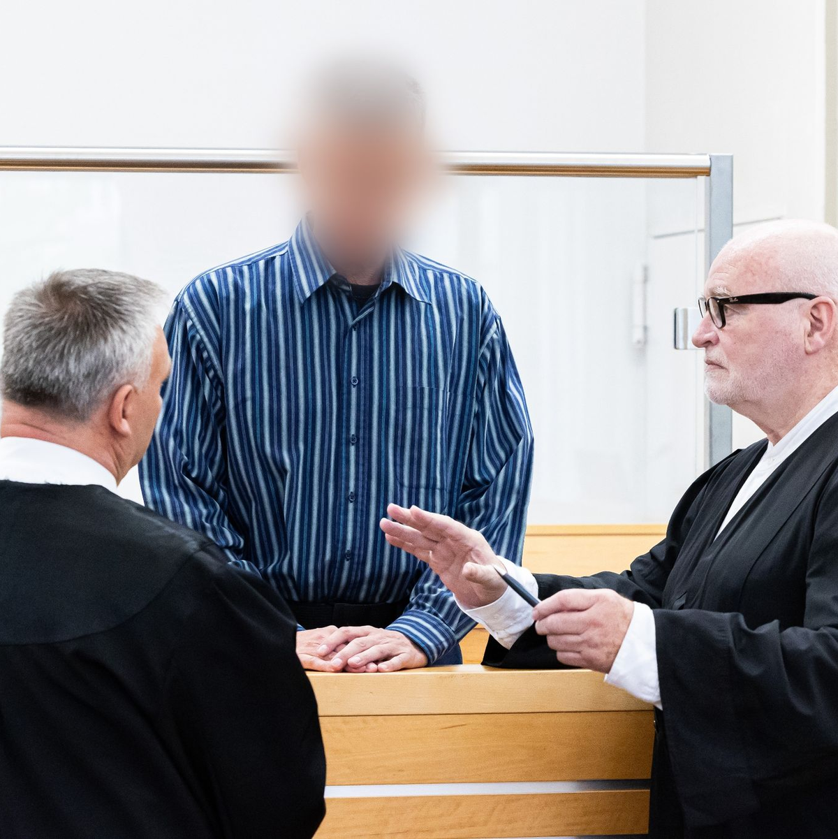 Der Angeklagte (M) vor Prozessbeginn im Landgericht Hannover. - Foto: Michael Matthey/dpa