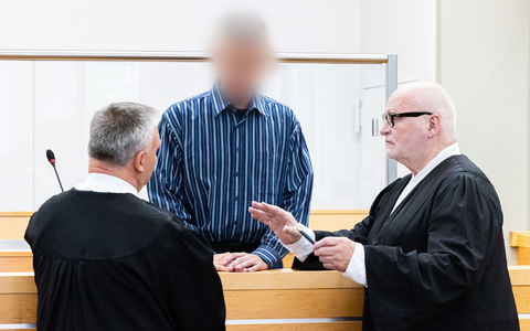 Der Angeklagte (M) vor Prozessbeginn im Landgericht Hannover. - Foto: Michael Matthey/dpa