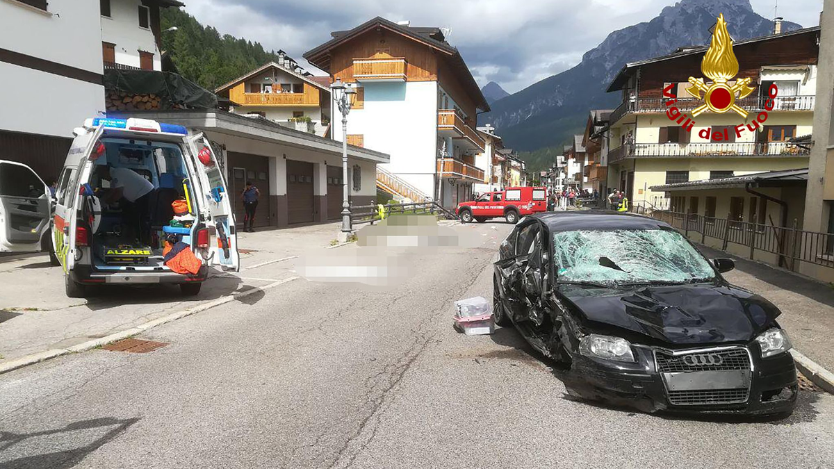 Ein Krankenwagen und das Auto der Deutschen nach dem Unfall in Santo Stefano di Cadore. - Foto: -/Vigili del fuoco/dpa