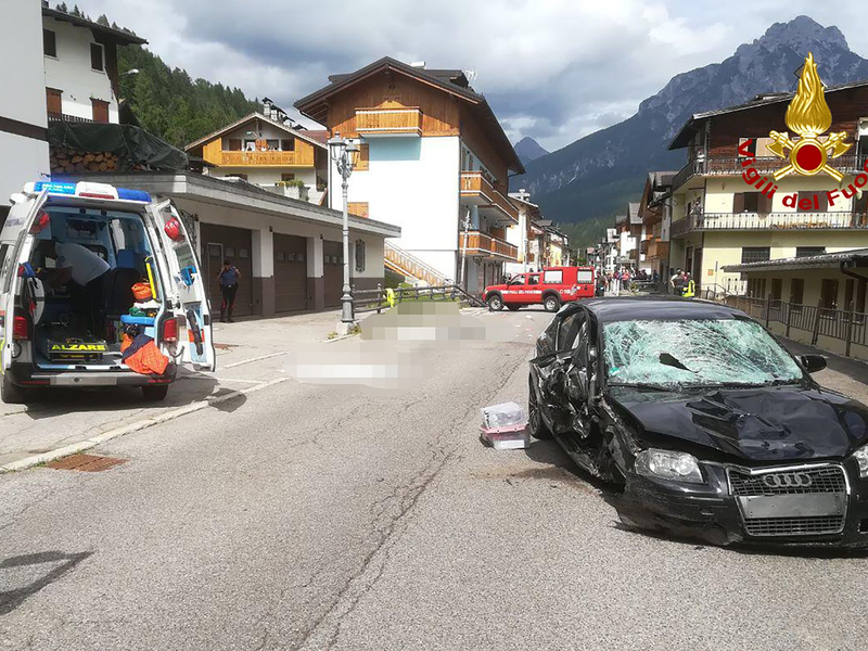 Ein Krankenwagen und das Auto der Deutschen nach dem Unfall in Santo Stefano di Cadore. - Foto: -/Vigili del fuoco/dpa