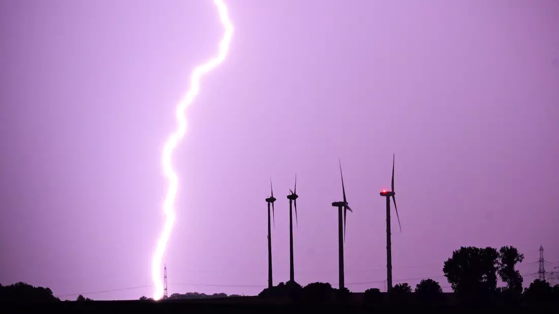 Ein Blitz entlädt sich bei einem Gewitter in der Region Hannover. - Bild: Julian Stratenschulte/dpa
