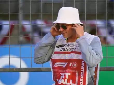 Dreht in Silverstone: Brad Pitt. - Foto: Darron Cummings/AP/dpa