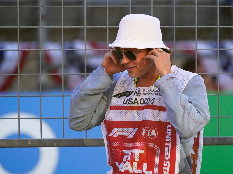 Dreht in Silverstone: Brad Pitt. - Foto: Darron Cummings/AP/dpa