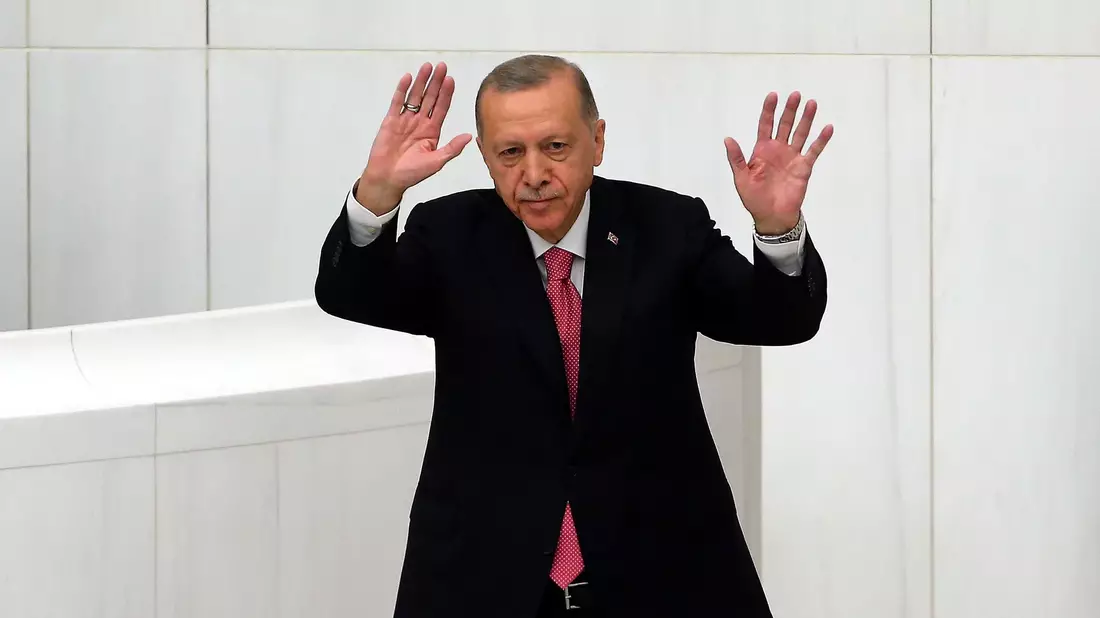 Der türkische Präsident Recep Tayyip Erdogan blockiert bislang den Nato-Beitritt Schwedens. - Bild: Ali Unal/AP
