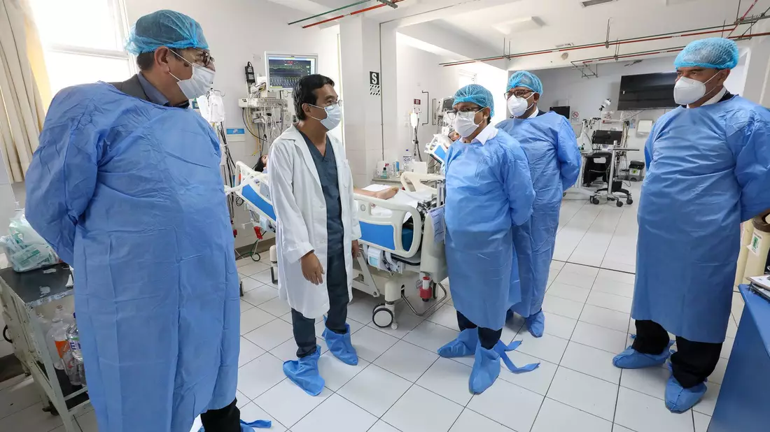 Perus Gesundheitsminister César Vásquez (M) besucht das Nationale Institut für Neurologische Wissenschaften in Lima, in dem derzeit zwei Patienten mit Guillain-Barré-Syndrom behandelt werden. - Bild: Minsa/dpa