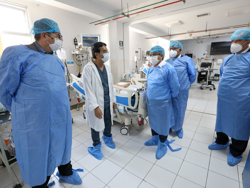 Perus Gesundheitsminister César Vásquez (M) besucht das Nationale Institut für Neurologische Wissenschaften in Lima, in dem derzeit zwei Patienten mit Guillain-Barré-Syndrom behandelt werden. - Foto: Minsa/dpa