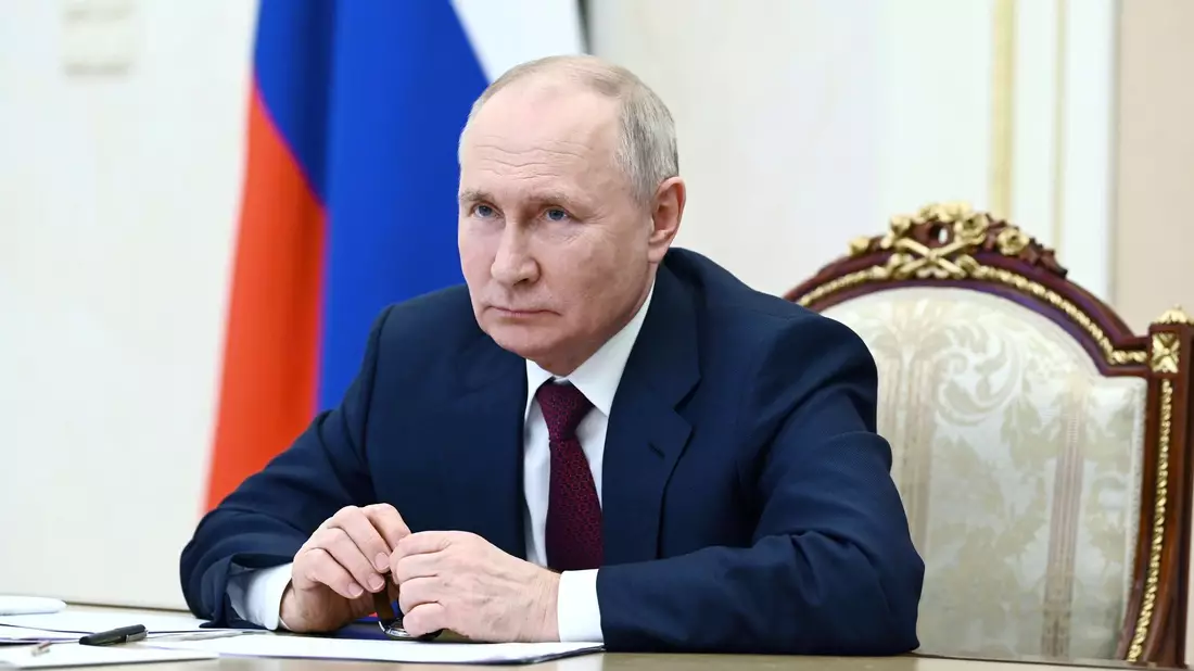 Präsident Wladimir Putin hat sich einem Bericht zufolge die Version der Wagner-Offiziere zu dem Aufstand angehört. - Bild: Alexander Kazakov/Sputnik Pool Kremlin/AP/dpa