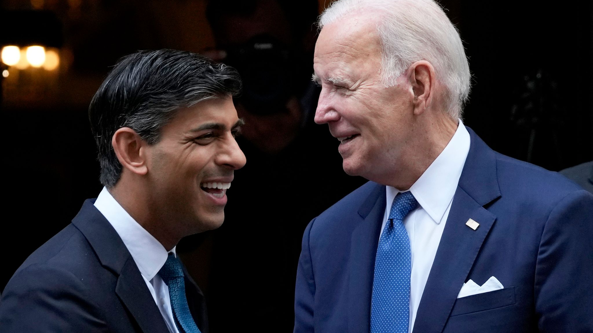 Beide gut gelaunt: Joe Biden (r.) nach seinem Treffen mit Rishi Sunak. - Foto: Frank Augstein/AP/dpa